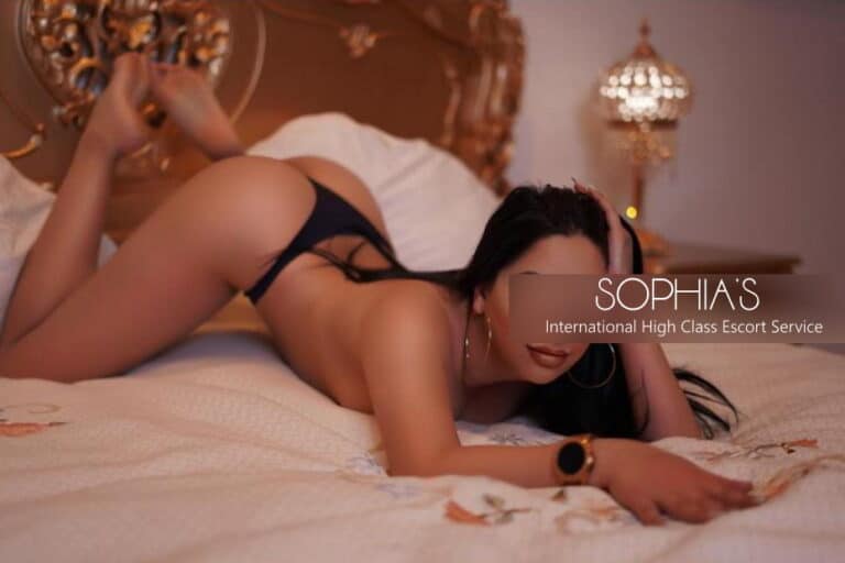 Escort Lady Eila aus Frankfurt oben ohne