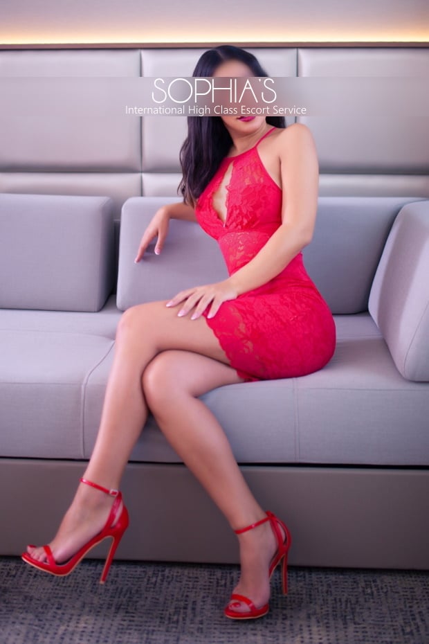 sexy Sandra aus Frankfurt im rotem Kleid